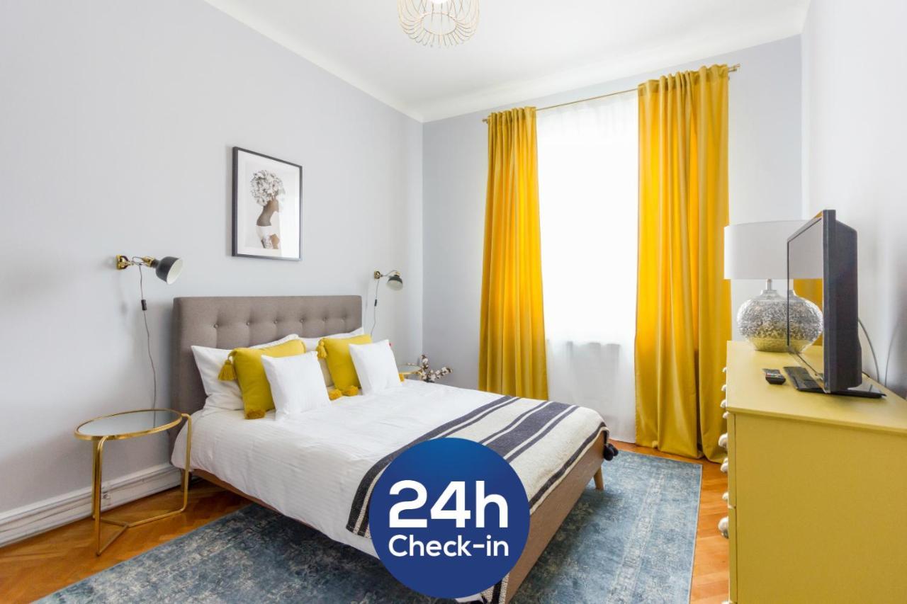 City Chic 3 Bedroom Apartment คลูจ-นาโปกา ภายนอก รูปภาพ
