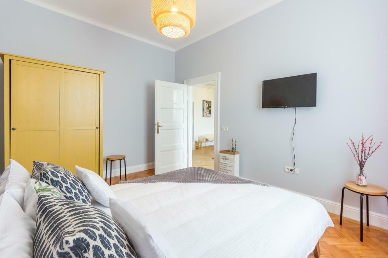 City Chic 3 Bedroom Apartment คลูจ-นาโปกา ภายนอก รูปภาพ