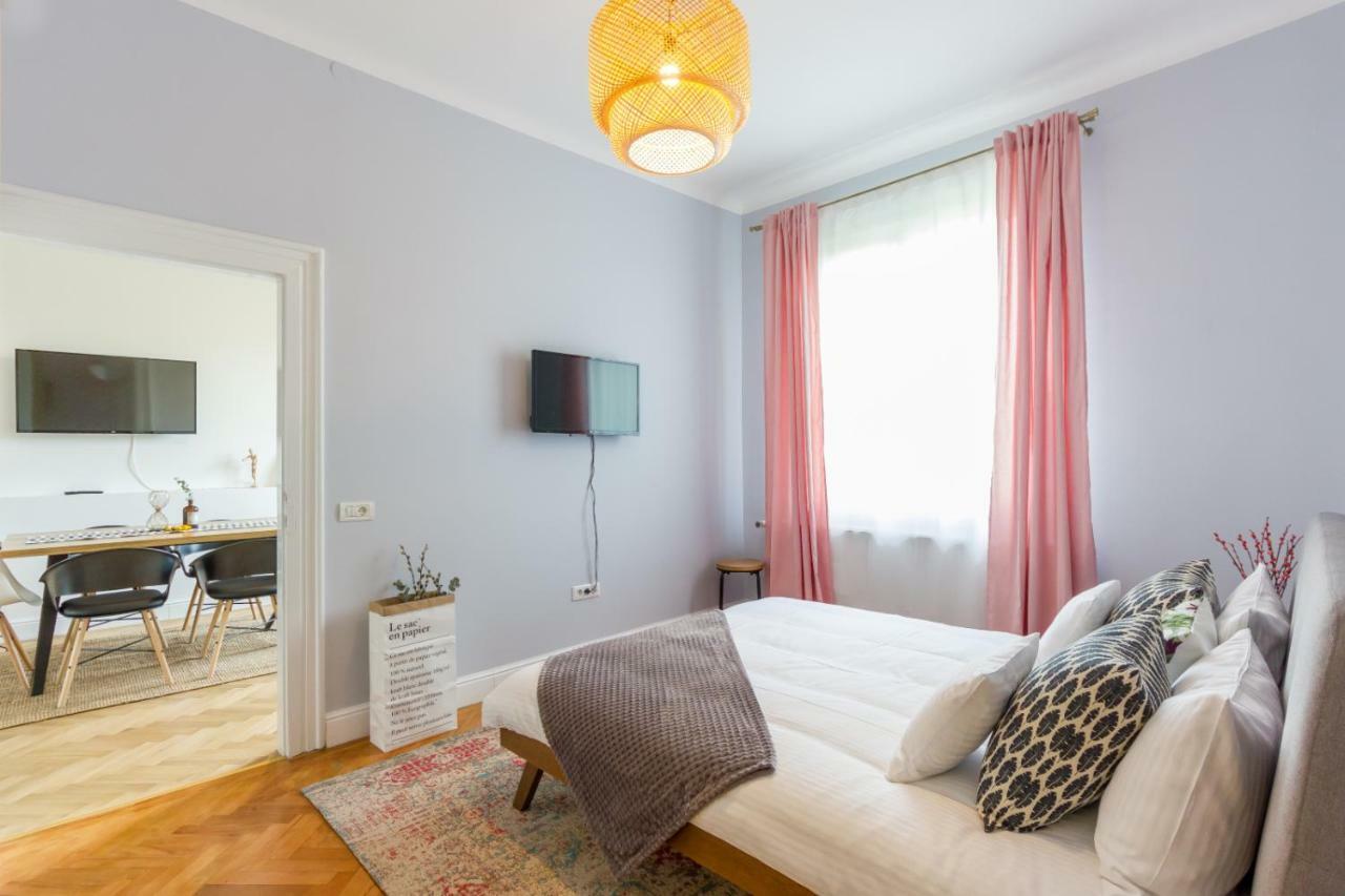 City Chic 3 Bedroom Apartment คลูจ-นาโปกา ภายนอก รูปภาพ