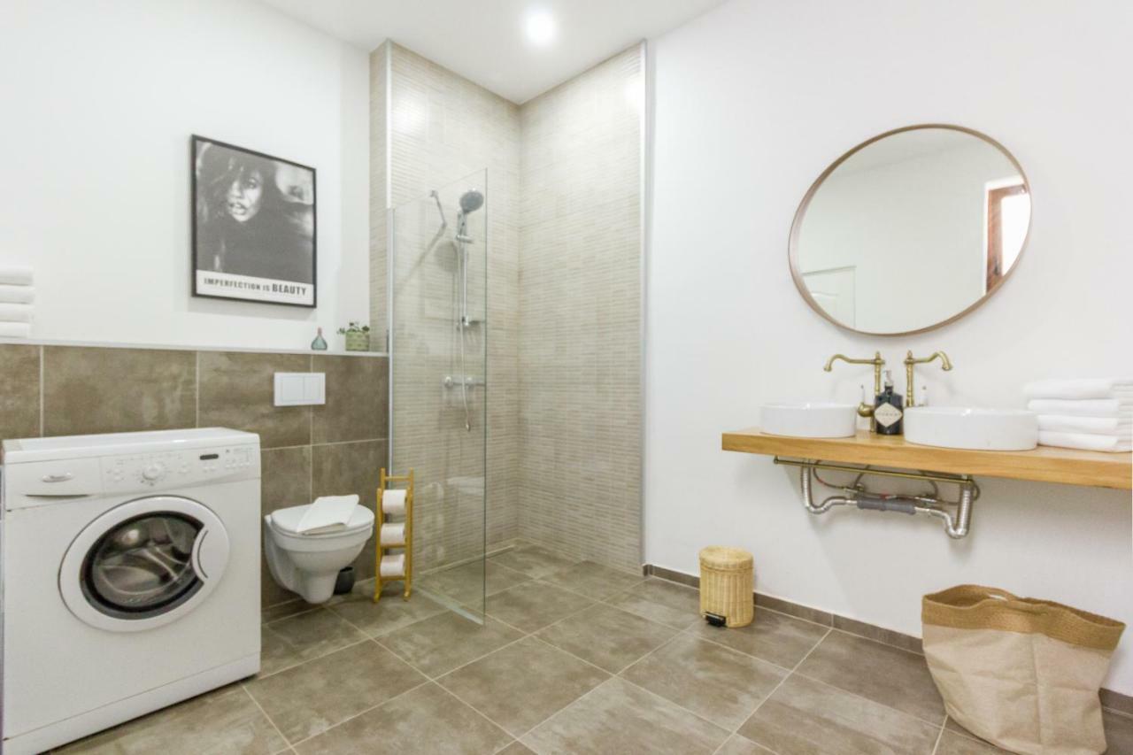 City Chic 3 Bedroom Apartment คลูจ-นาโปกา ภายนอก รูปภาพ