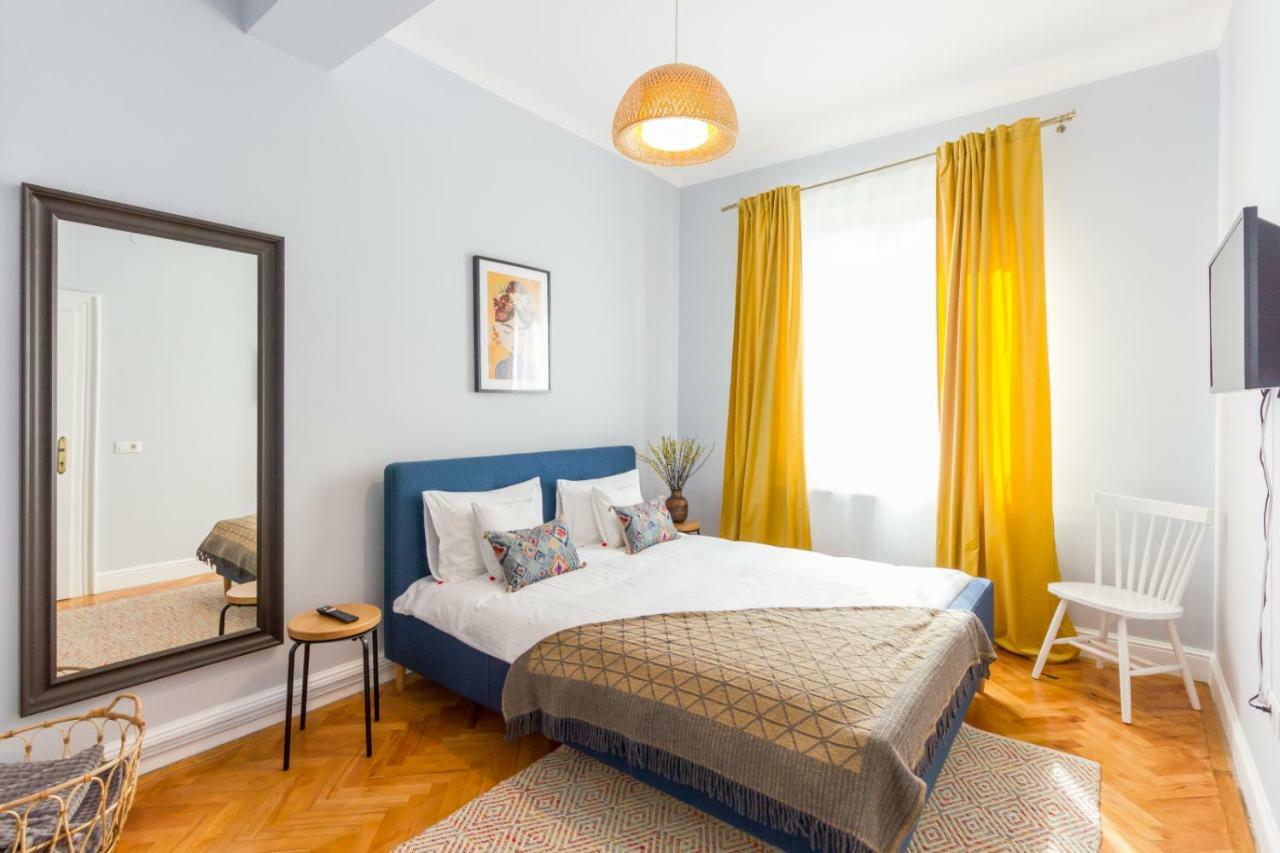 City Chic 3 Bedroom Apartment คลูจ-นาโปกา ภายนอก รูปภาพ