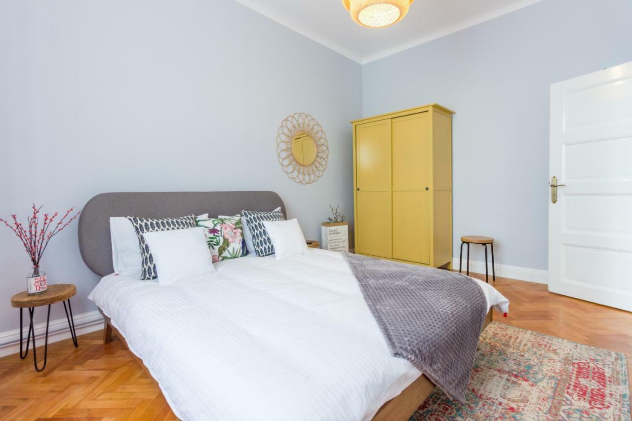 City Chic 3 Bedroom Apartment คลูจ-นาโปกา ภายนอก รูปภาพ